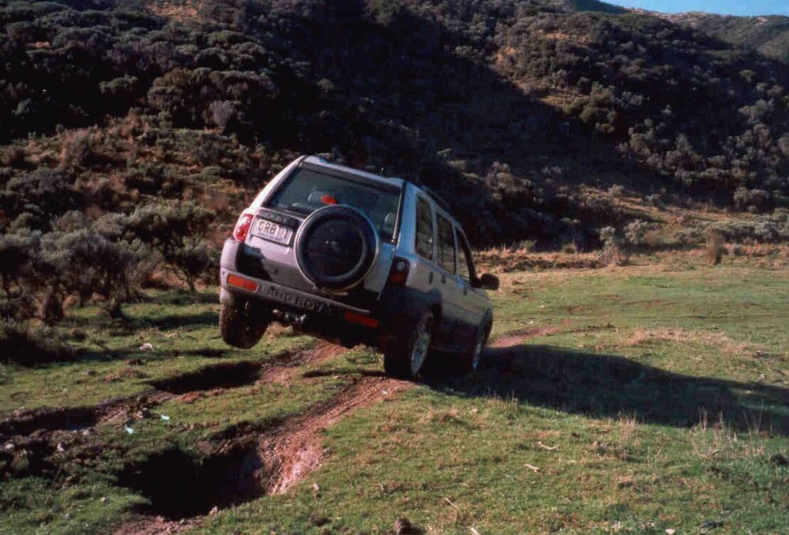 nzlro/Freelander/Lifting a Wheel.jpg
